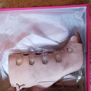 Shoe dazzle 9.5 hydee cutout bootie blush.